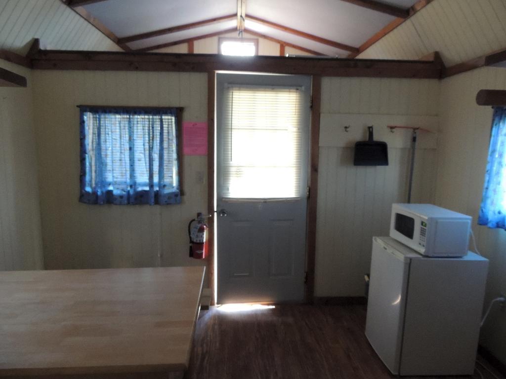 O'Connell'S Rv Campground Lakefront Cabin 9 Inlet Room photo